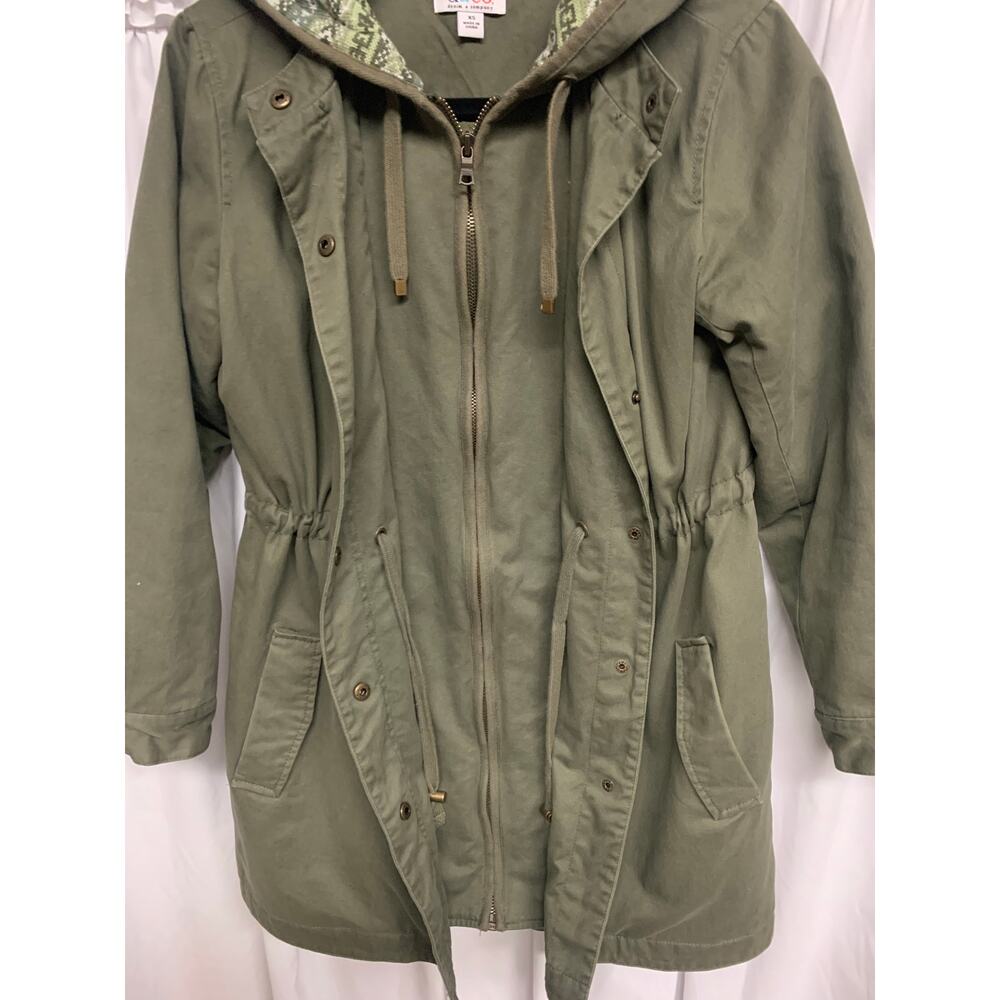 Denim & Co. Olive Green Hooded Utility Jacket XS-M | Drawstring Waist, Quilted - Picture 4 of 6